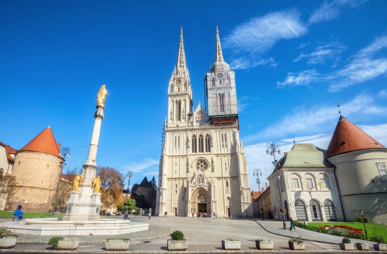 Katedralen och monumentet över Jungfru Maria i Zagreb. Kroatien