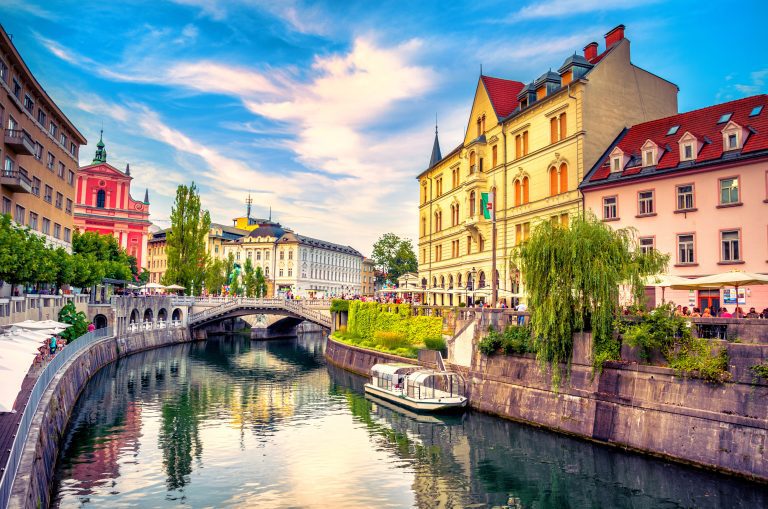 Bybillede ved Ljubljanica-flodens kanal i Ljubljanas gamle bydel. Ljubljana er Sloveniens hovedstad og en berømt europæisk turistdestination.