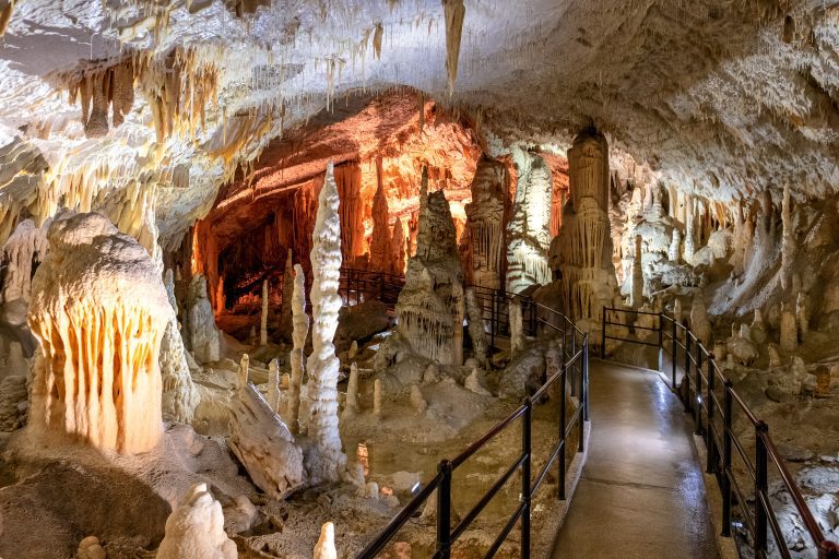 Postojna-grottorna Europas längsta grottsystem finns i Slovenien jama