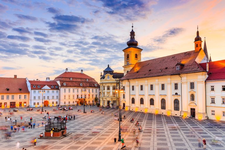 Sibiu, Rumanía. Ayuntamiento y palacio Brukenthal en Transilvania.